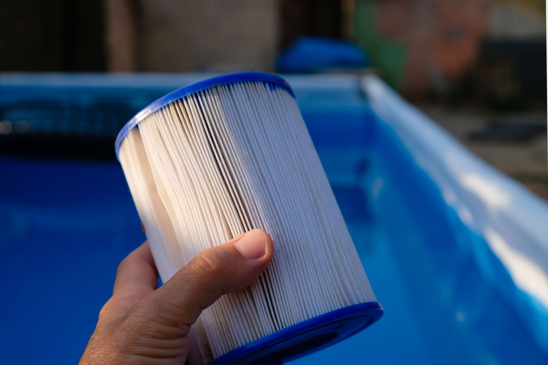 Cartucho do filtro da piscina de substituição na mão de uma mulher. Reutilização do filtro.